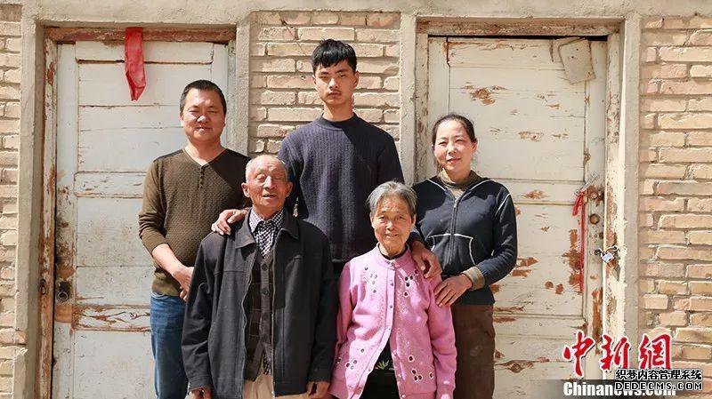 活人不能让沙子欺负!新疆一对夫妇35年种树80万棵