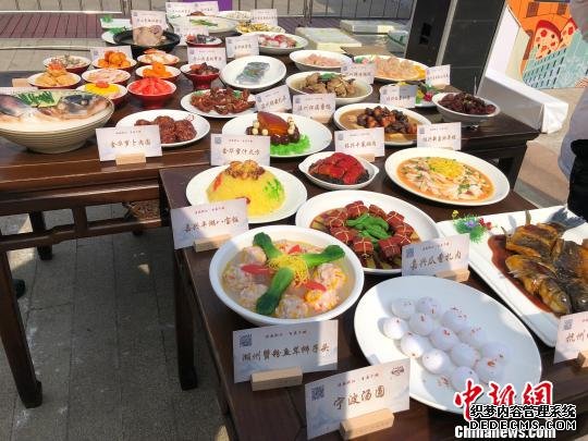 图为舌尖美食展示。　林波 摄