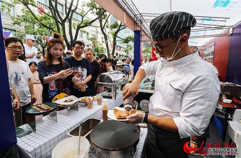 6月9日，市民在宁波市江北区老外滩品尝中东欧各国美食。章勇涛 摄