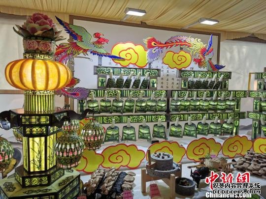 图为，2019武汉美食文化节展示荆楚菜品 王媛 摄