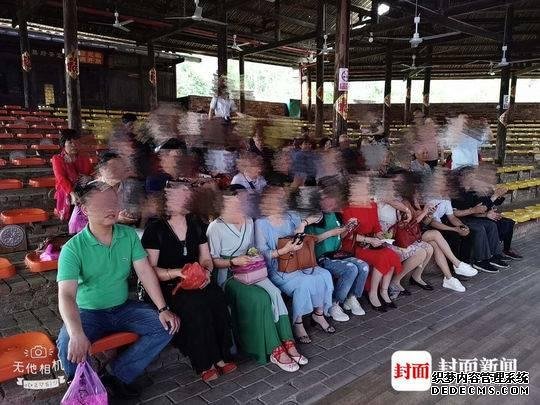 桂林一导游发飙强制游客消费：一小时2万块，下车