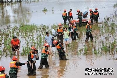 两广暴雨多地桥梁冲毁 职员被困