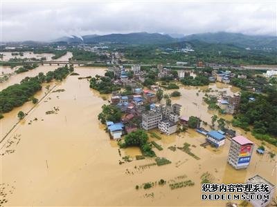 两广暴雨多地桥梁冲毁 职员被困