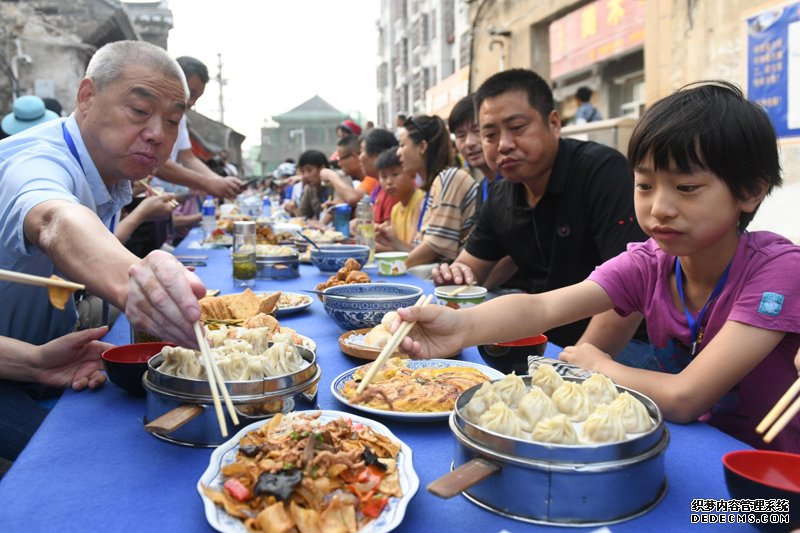 长桌宴 享美食