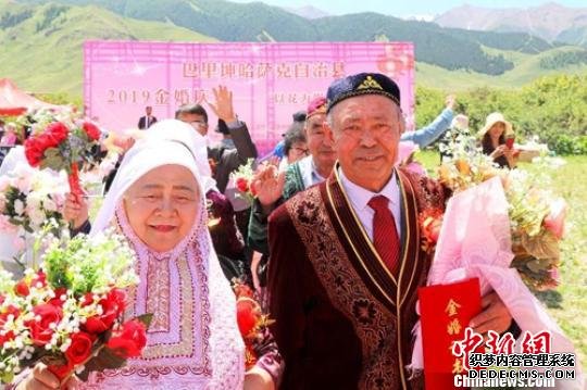 新疆巴里坤大草原见证“金婚老人”的恋爱故事