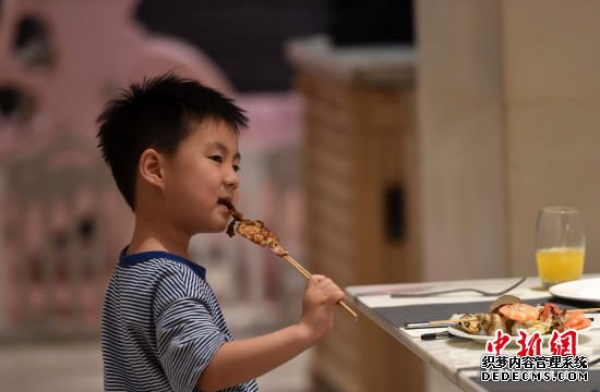 南京民众走进圣和府邸品龙虾自助享美味盛宴