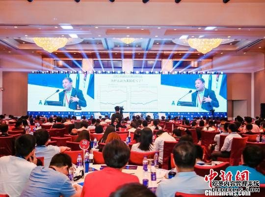 　　近日，中国社科院副院长蔡昉在出席2019高金（北京）论坛时称，有三个因素会扭曲全球共享经济。　夏宾　摄