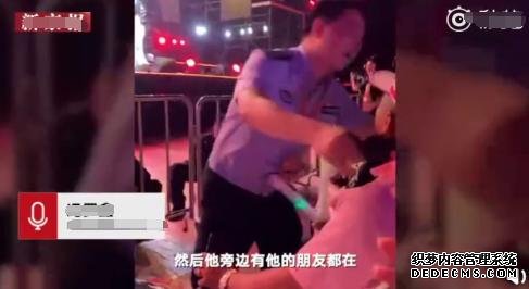 周杰伦粉丝求抱抱，民警大哥主动献上热情安慰，让人倍感温暖