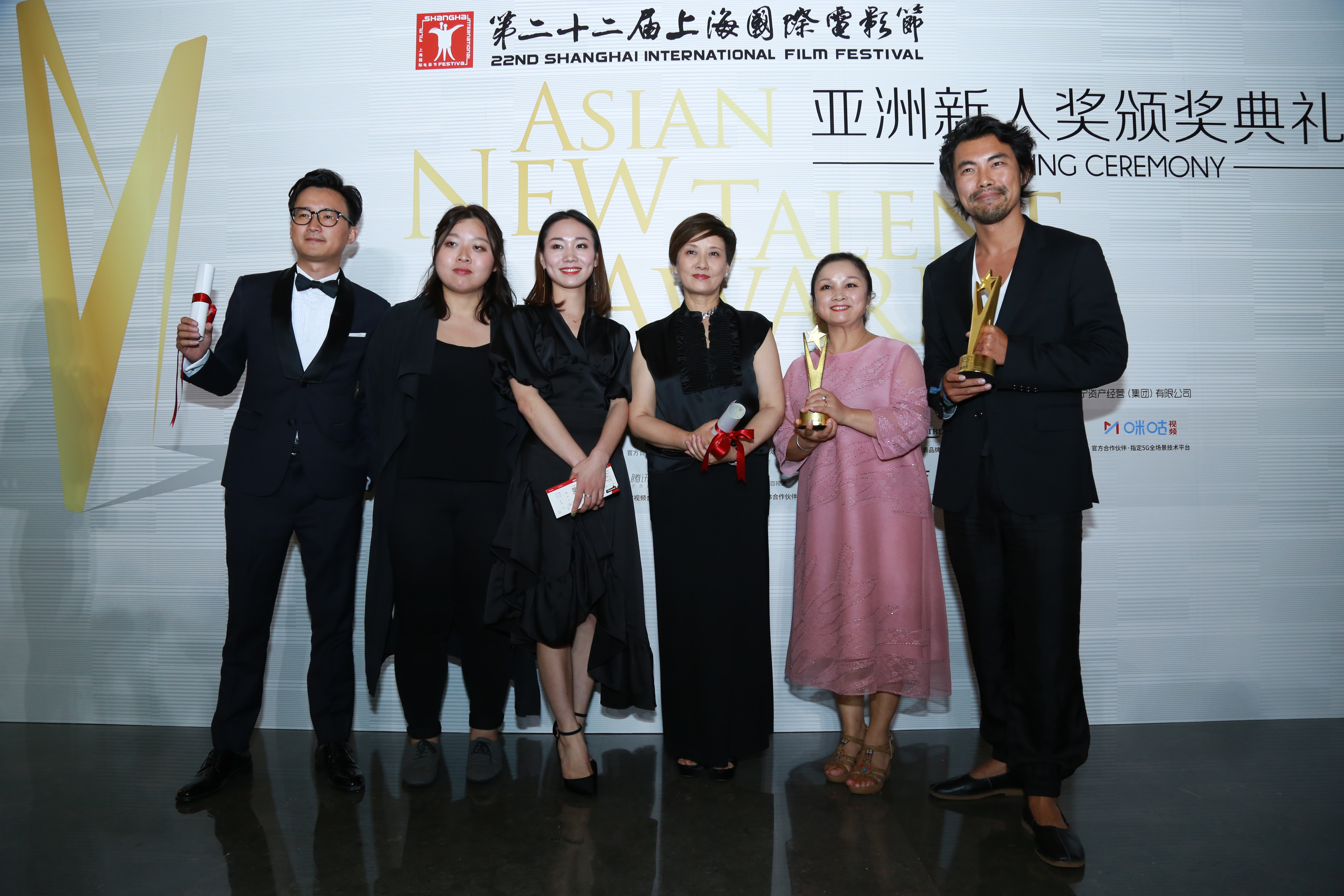 上影节亚新奖颁奖 邓婕监制的电影成最大赢家
