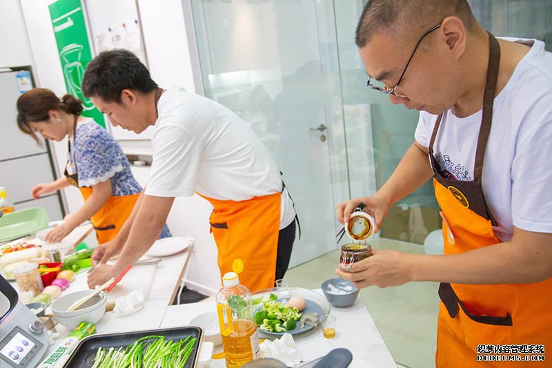 这就是央视《七巧板》美食大赛！厨神爸妈来啦！