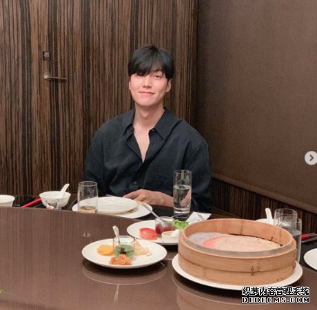 李敏镐晒照享用美食 穿深V衬衫露胸肌很养眼