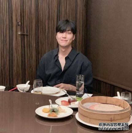 李敏镐晒照享用美食穿深V衬衫露胸肌十分养眼