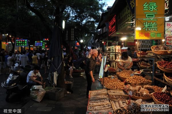 陕西省西安市，回民街夜市上的美食摊位。（视觉中国）