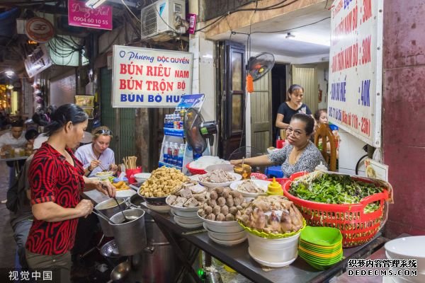 越南河内老城区夜间的小餐馆。（视觉中国）