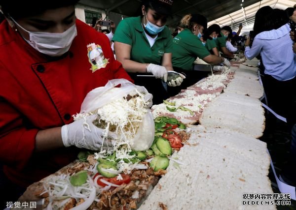 当地时间2018年8月29日，墨西哥墨西哥城，当地民众制作一份巨型三明治，挑战世界纪录。（视觉中国）