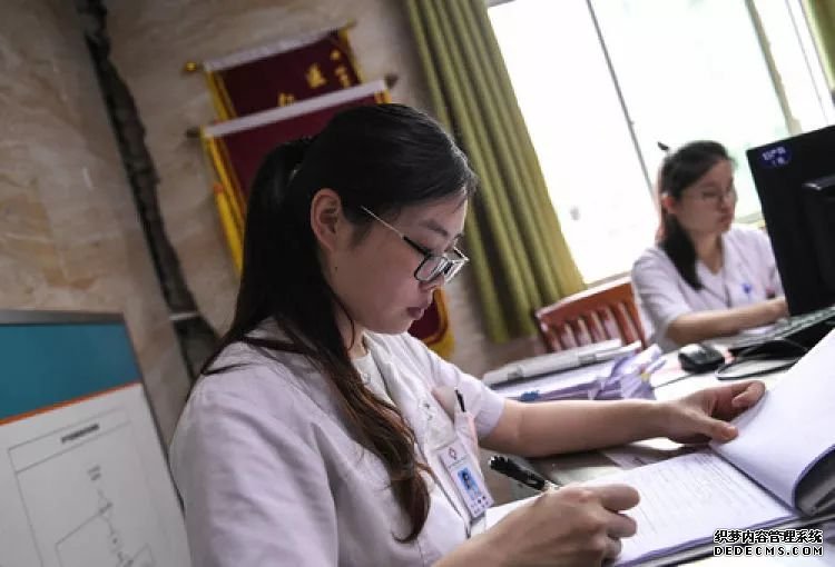7个月身孕的她，余震中为人接生！（2）