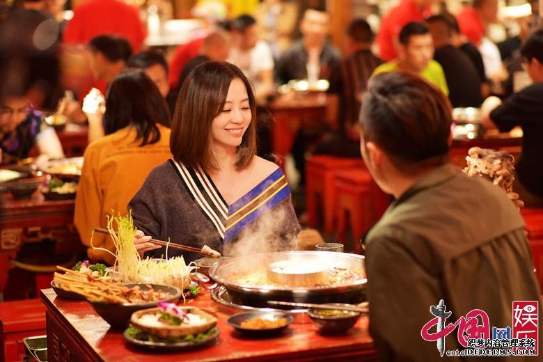 张靓颖教谢霆锋吃“兔兔”《锋味》深入成都寻美食