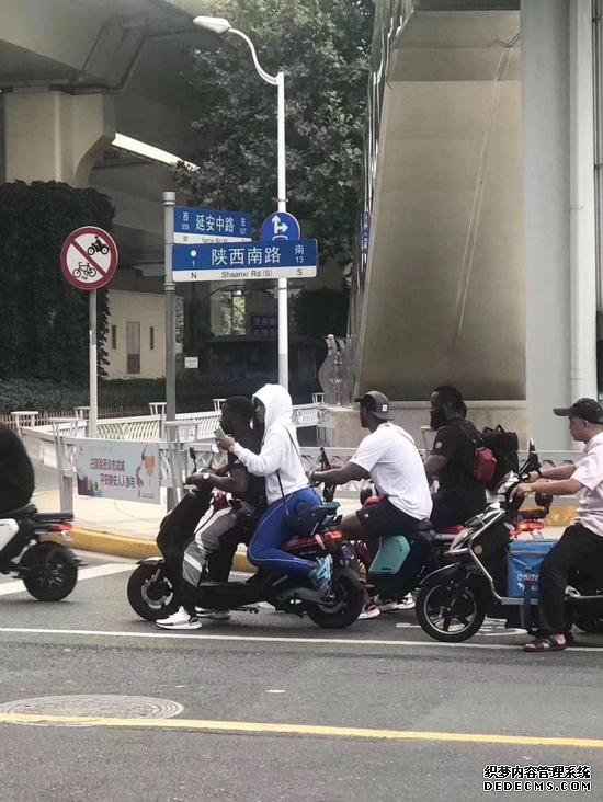 网上流传的照片中哈登一行明显违法