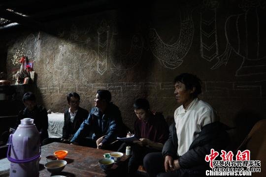 图为中国农业银行西藏分行第八批驻村工作队到次旦(左一)家走访。　张伟 摄