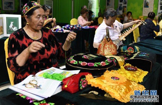 （文化）（1）新疆哈密：传统刺绣“对话”当代生活