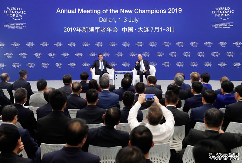 李克强同出席2019年夏季达沃斯论坛的各界代表举