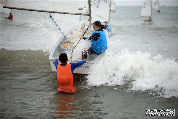 碧海逐浪帆飞扬，国家级帆船赛首次在荣成举办