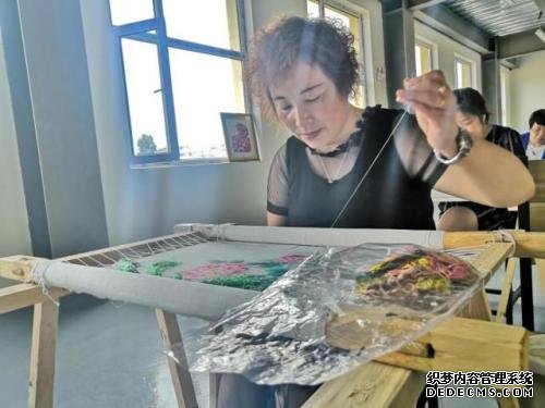 东平原村村民王晓丽正在学习刺绣