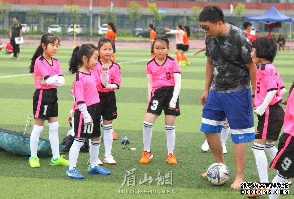 学生和教师一起互动。.jpg