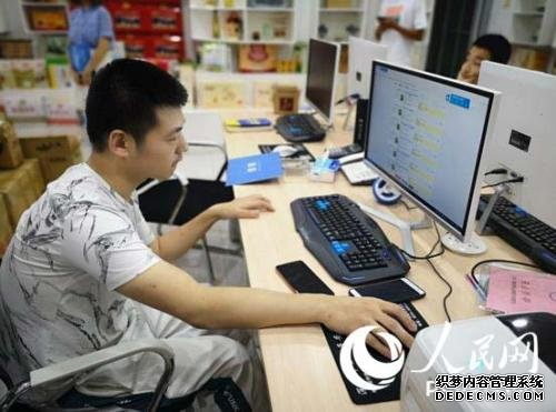 图为赵鑫宇在操作电商平台。人民网记者 王宇鹏 摄