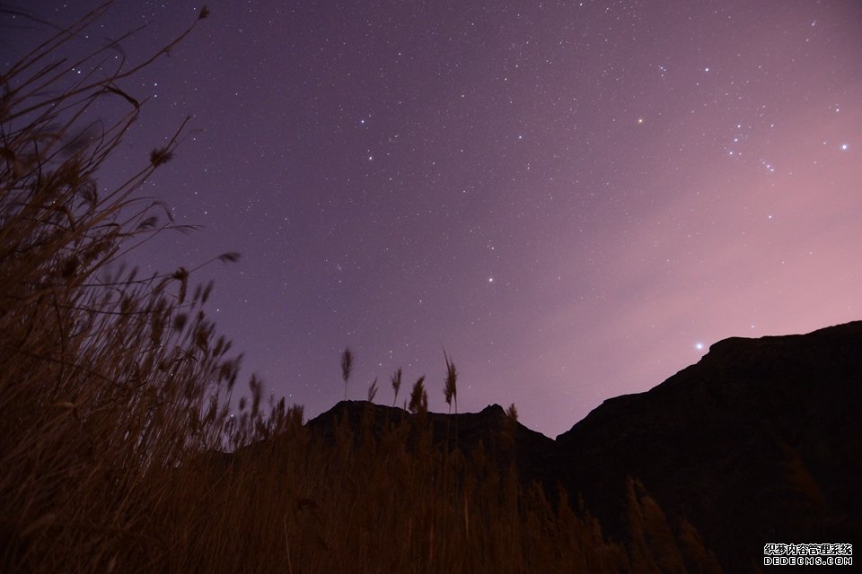 新疆巴州：春节长假期间 火流星亮相天宇
