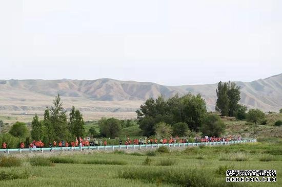 比赛展现了新疆的风土地貌。