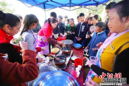 赏茶园品美食 福建寿宁首届高山茶米节引游人