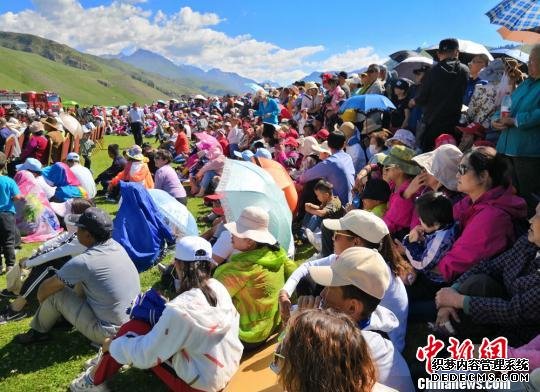 来自疆内外的大批游客在大自然氧吧中感受草原盛会。　史玉江 摄