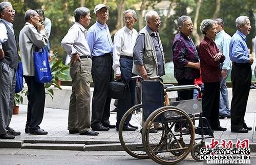 资料图：退休老人排队参加活动。 /p中新社记者 泱波 摄