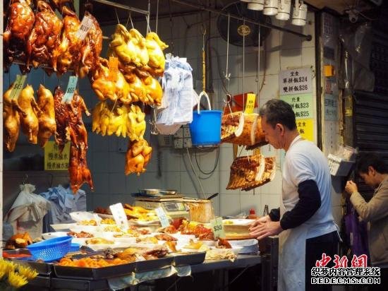 资料图：香港湾仔一家烧腊店铺。湾仔密布着街市、杂货店、小商品店、水果摊，小巷子里面更浓郁的生活气息。/p中新社记者 洪少葵 摄