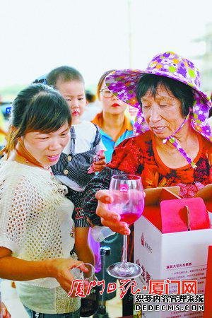 市民游客品尝火龙果酒。