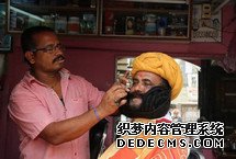 印男子蓄6.7米胡子破世界纪录印度男子吉达尔·维亚斯(Girdhar Vyas)蓄有总长22英尺(约6.7米)的胡子，是目前世界上最长的。为使胡子柔滑，吉达尔每天都要花上3个小时来打理它。
【详细】
国际新闻｜国际热图