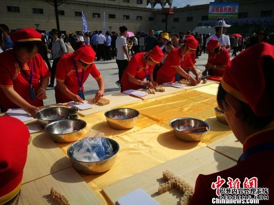 美食节上的搓莜面大赛。　李爱平 摄