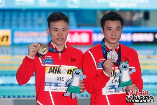 2019游泳世锦赛男子三米板决赛中，谢思埸以545.45夺得冠军。另一位中国选手曹缘517.85分夺得亚军。/p中新社记者 韩海丹 摄
