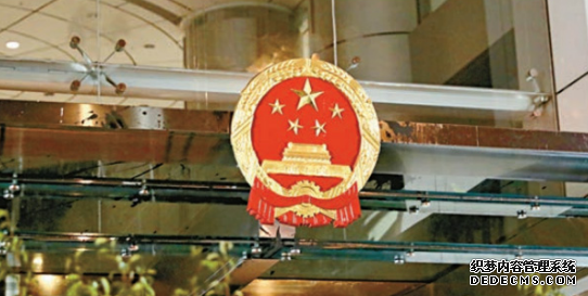 董建华谴责涂污国徽暴行:香港市民须捍卫法治
