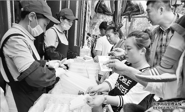 特色美食渐成旅游“卖点” 市民游客假日排队尝