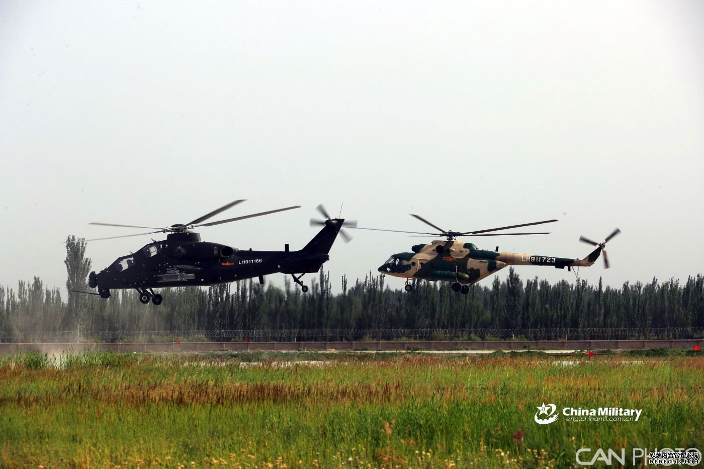 组图：中国陆航空对地协同作战在新疆举行