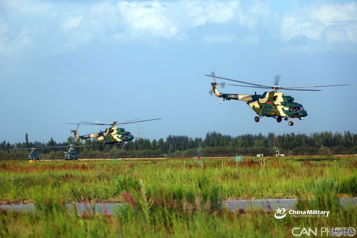 组图：中国陆航空对地协同作战在新疆举行