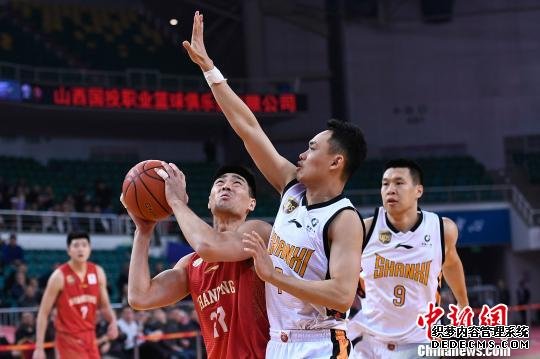 资料图：山东男篮球员(红)在比赛中。　韦亮 摄