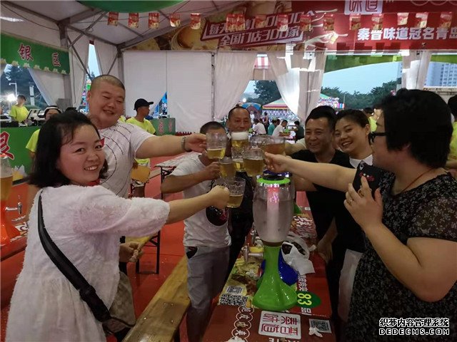 沙滩、啤酒、美食……青岛汇泉广场啤酒节狂欢持续至8月中旬 市民凭证还可免费领扎啤