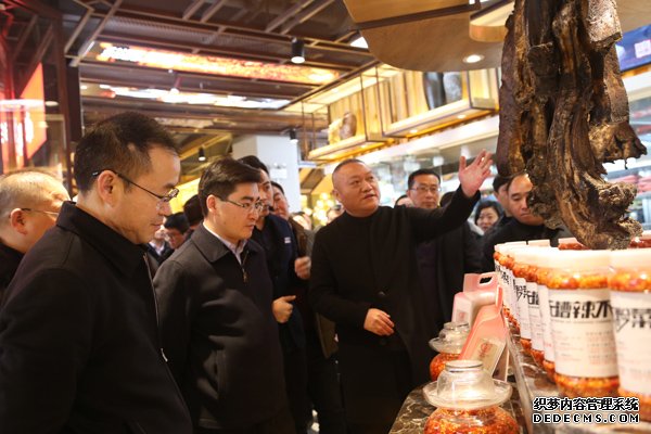 凤冈举办美食城开街、电商扶贫年货节启动仪式