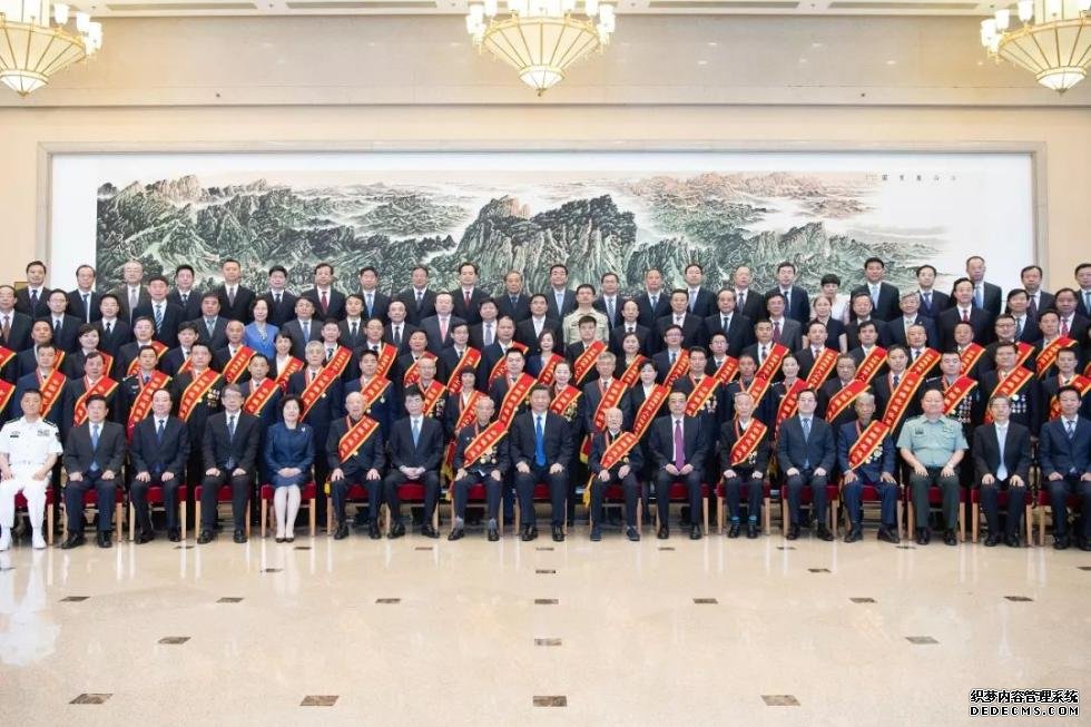 ​合影时，他们坐在了总书记身边