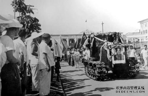 1958年7月20日，第一台东方红拖拉机开出厂门。图片来源：国资小新微信公众号