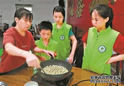 25名青少年学习传统美食“糖不甩”制作