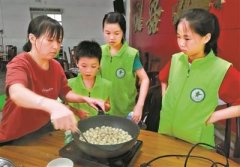 25名青少年学习传统美食“